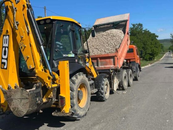 Consolidăm acostamentele pe drumul  de acces spre satul Țibirica!
