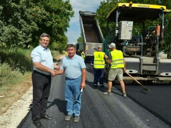 Investiții constante în infrastructură: continuă lucrările de asfaltare spre satul Temeleuți