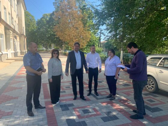 Investiție comună pentru viitorul copiilor: curtea IP LT „Vasile Alecsandri” din Călărași a îmbrăcat haine noi datorită sprijinului Consiliului Județean Iași